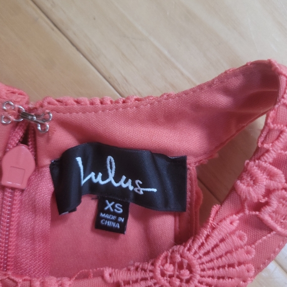 LULU'S Dress size xs, coral color with lace, excellent condition! - Picture 3 of 3